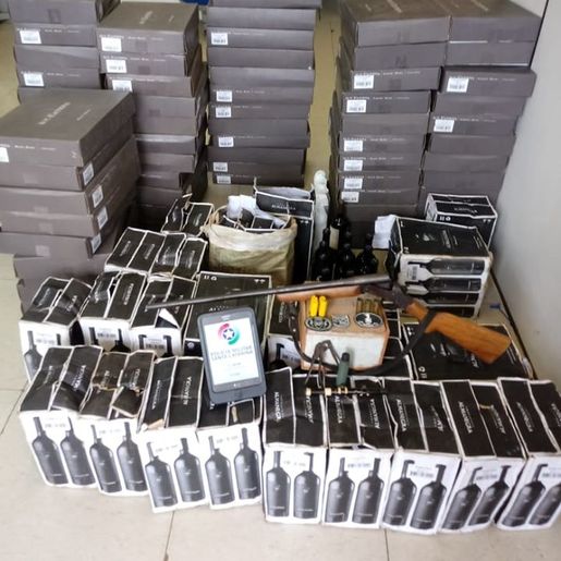 Ação na fronteira apreende espingarda e cem caixas de vinho