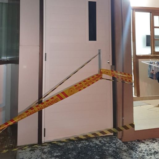 Criança fica prensada em elevador e é socorrida pelos Bombeiros, em Mondaí