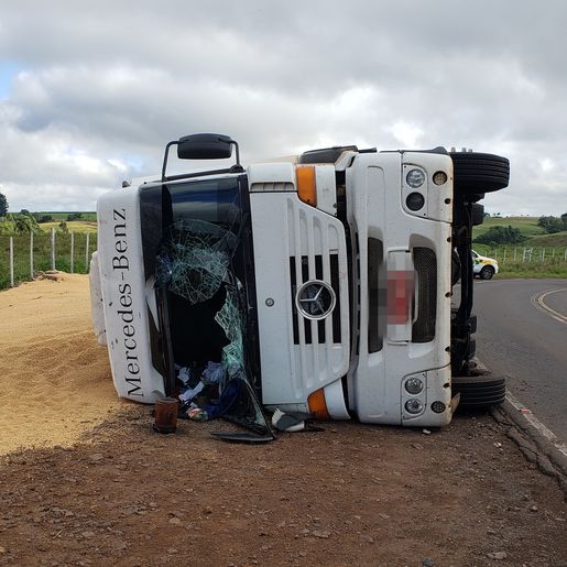 Carreta carregada com cereais tomba na SC-163, entre Descanso e Iporã do Oeste