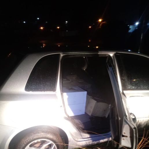 Homem tenta fugir da polícia após colidir carro, mas acaba detido por descaminho