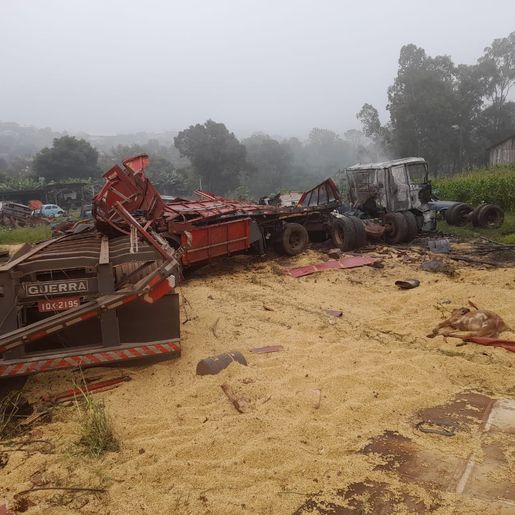 Carreta sai da pista, tomba e pega fogo em Romelândia