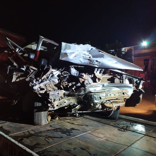 Colisão frontal entre veículos causa danos de grande proporção