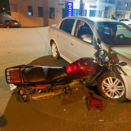 VÍDEO: Entregador fica ferido em colisão entre moto e carro