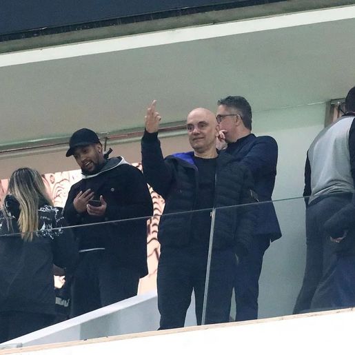 Moraes vai a jogo do Corinthians e faz gesto obsceno
