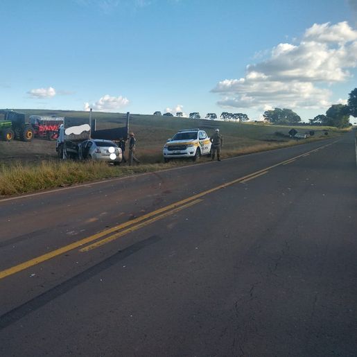 Mulher sofre ferimentos em colisão de carro contra caminhão