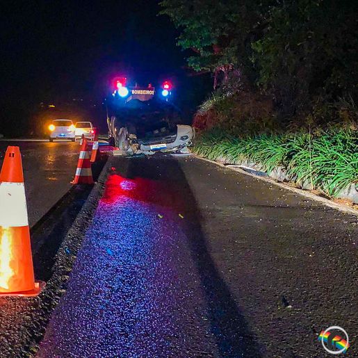 VÍDEO: Condutor capota camionete e a abandona em seguida na BR-282