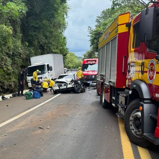 Acidente entre moto, caminhão e outros veículos deixa vítima fatal na BR-282