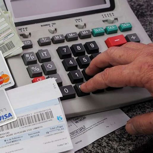 Pesquisa aponta que endividamento das famílias bateu recorde em todo o país