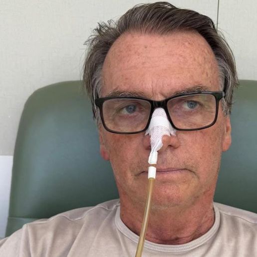 Bolsonaro segue na UTI e passa por tratamento para controle de alterações no fígado, diz boletim