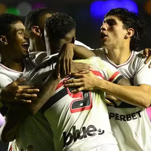 São Paulo vence de virada e empurra Grêmio para a zona de rebaixamento
