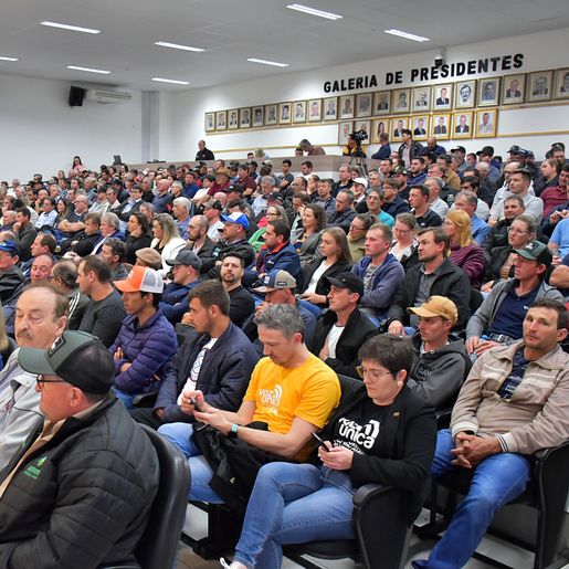 Produtores cobram em Audiência Pública fim da importação do leite em pó; vídeo