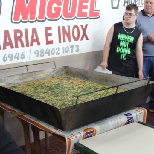 Jeep Clube prepara risoto beneficente para mais de 600 pessoas em evento da Apae de SMO