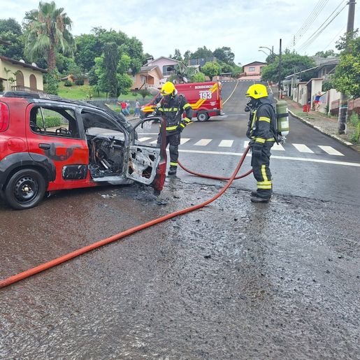 Incêndio destrói veículo no centro de Guarujá do Sul