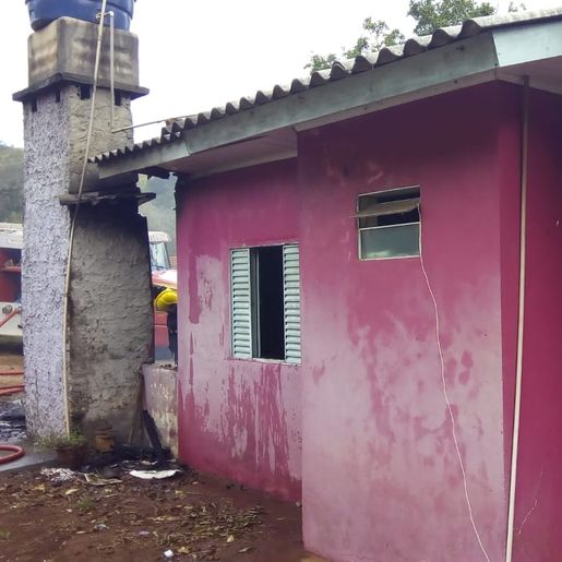 Casa é parcialmente destruída pelo fogo em Romelândia