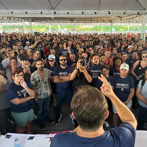 Greve dos professores é suspensa por dois meses em SC