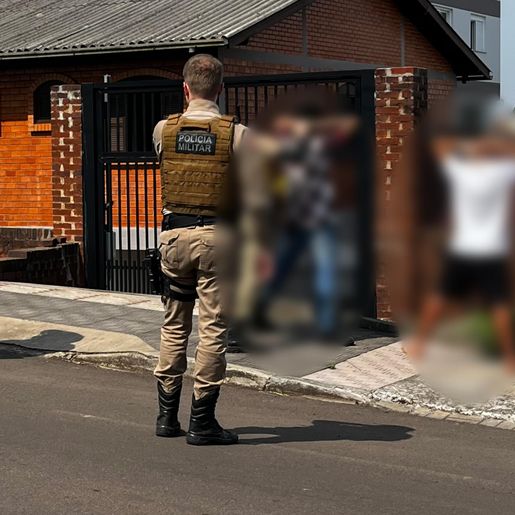 Adolescentes são apreendidos por furto após briga em frente a escola em SMOeste