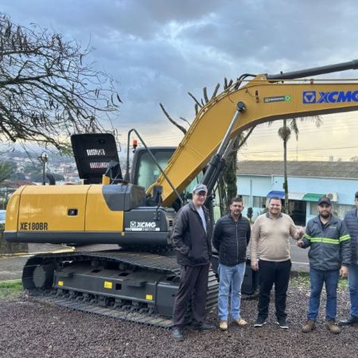 Nova escavadeira auxiliará na manutenção de estradas em Iporã do Oeste