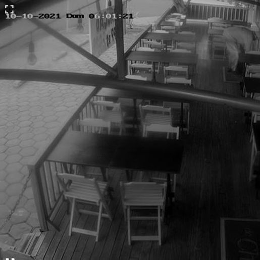 Câmera de segurança flagra homem arrombando porta de restaurante em SMOeste