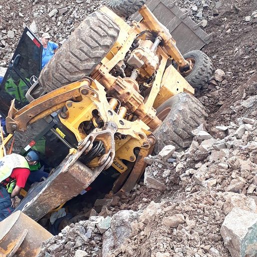 Homem fica ferido após tombamento de retroescavadeira no interior de Mondaí