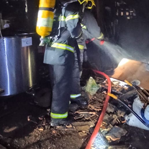 Incêndio atinge galpão em Mondaí