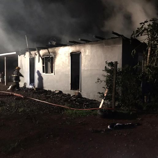 Incêndio atinge residência no interior de Anchieta