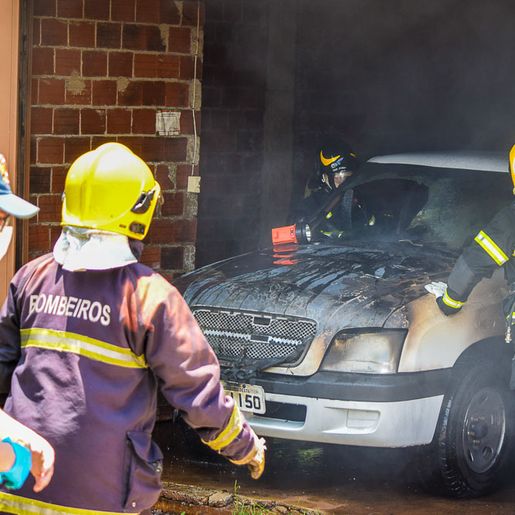 Fotos; Incêndio consome camionete em garagem de edifício em SMOeste