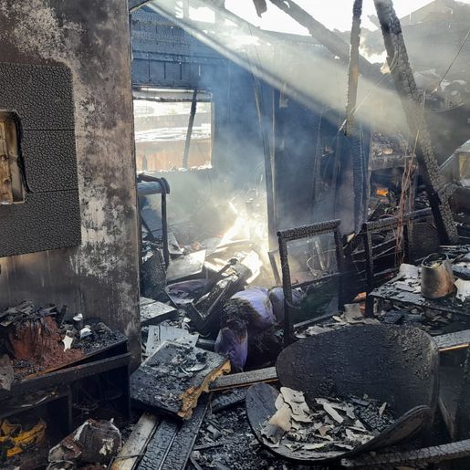 Residência fica destruída em incêndio