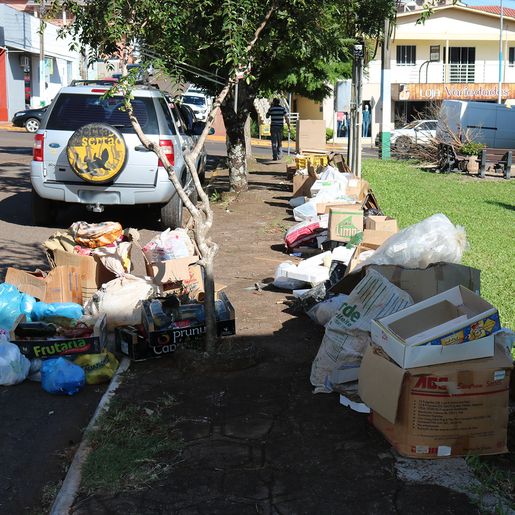 Grande quantidade de lixo chama atenção no centro de Iporã do Oeste