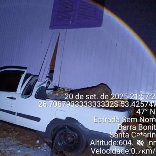 Casa vai parar sobre veículo durante temporal em Barra Bonita