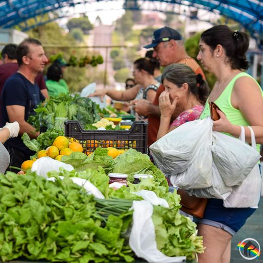 Feirantes iniciam comercialização de produtos na Área coberta da Praça Central