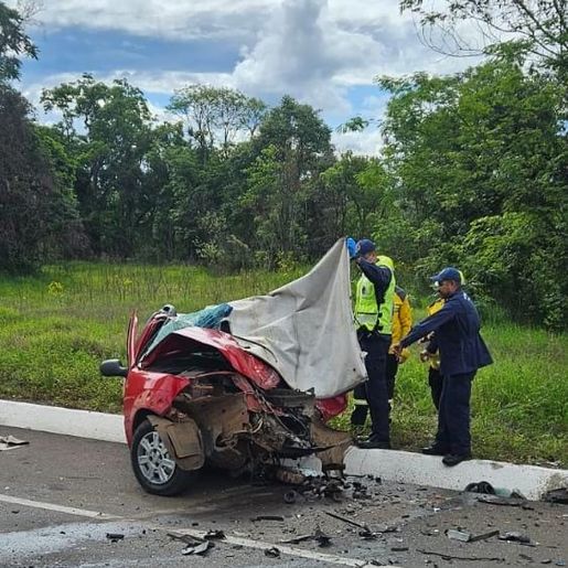 Homem morre em colisão frontal entre carro e caminhão na BR-282