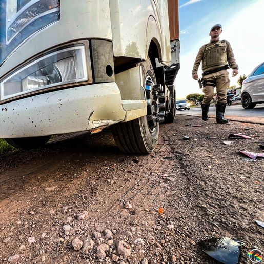 Casal fica ferido ao cair de moto e quase parar embaixo de caminhão na SC-163