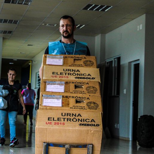 Urnas Eletrônicas são levadas para os locais de votação neste sábado
