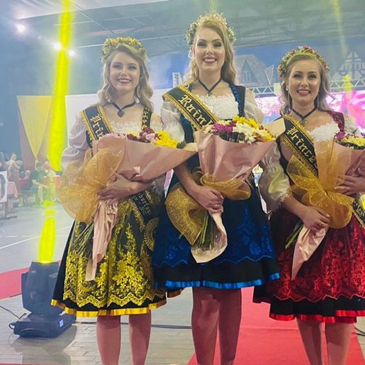 Daiane, Juliana e Jéssica são as novas soberanas da Oktoberfest