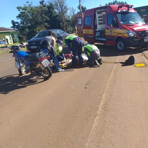Mulher fica ferida ao colidir moto em caminhão e sofrer queda na avenida em Iporã do Oeste