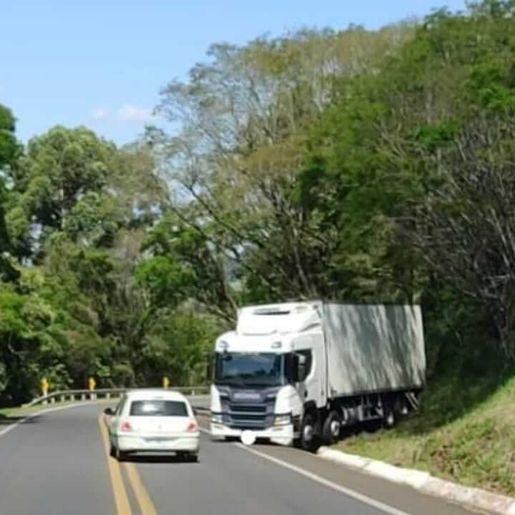 Motorista morre ao ser atropelado pelo próprio caminhão na BR-280