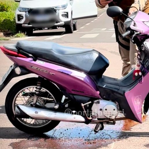 Acidente entre carro e moto deixa mulher levemente ferida em SMOeste