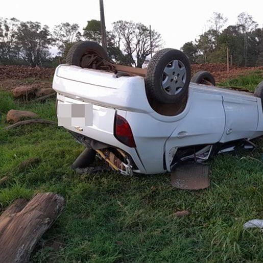 Veículo capota em saída de pista no interior de Itapiranga