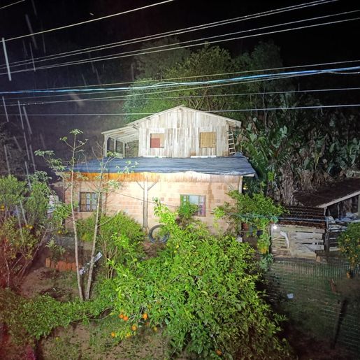 Chuva de granizo assusta em SC e moradores têm casas danificadas