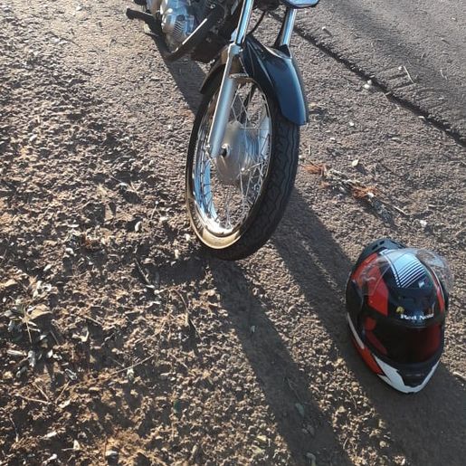 Colisão com cachorro deixa dois homens feridos no centro