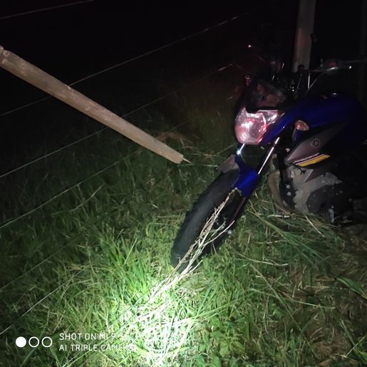 Mulher fica ferida após perder controle de moto e sair da pista em Descanso