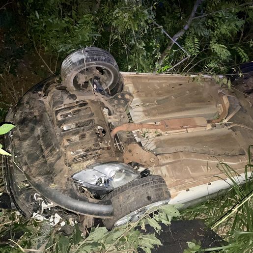 SMO: saída de pista seguida de capotamento deixa homem ferido na BR-282