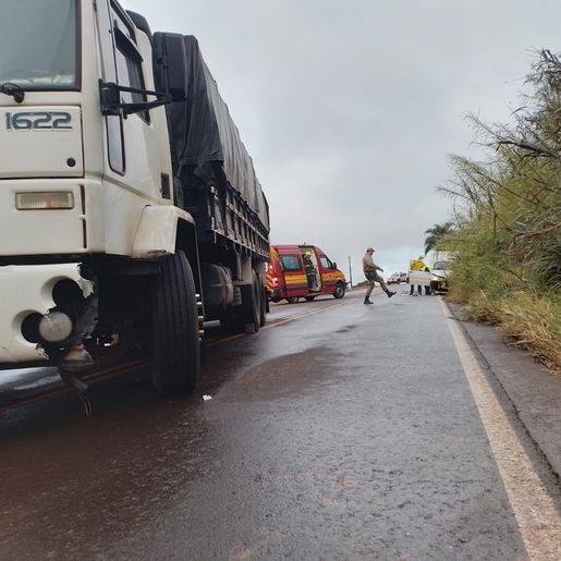 Caminhão e carro colidem na SC-480 e deixa duas vítimas feridas