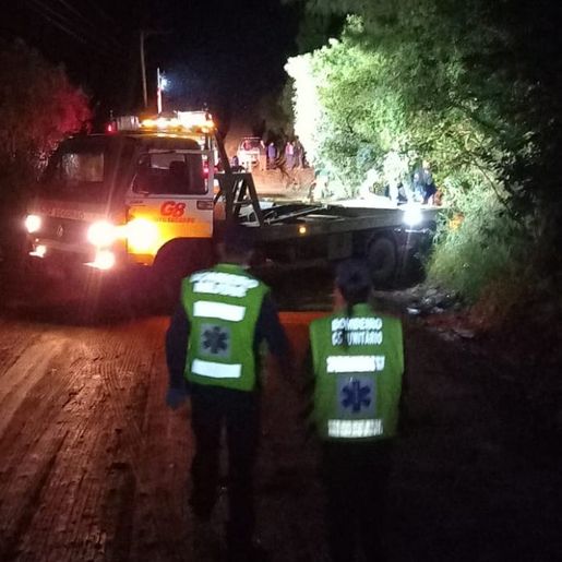 Mulher morre e três da mesma família desaparecem após carro cair de represa em SC