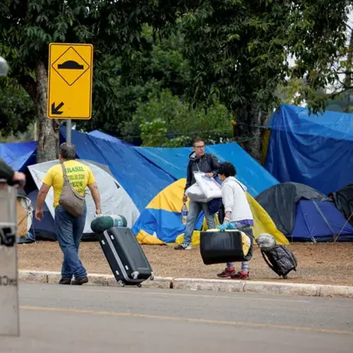 Bolsonaristas começam a desmontar barracas após cerco aos acampamentos
