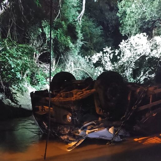 Caminhão cai em riacho e deixa pai, mãe e filha mortos em São Domingos