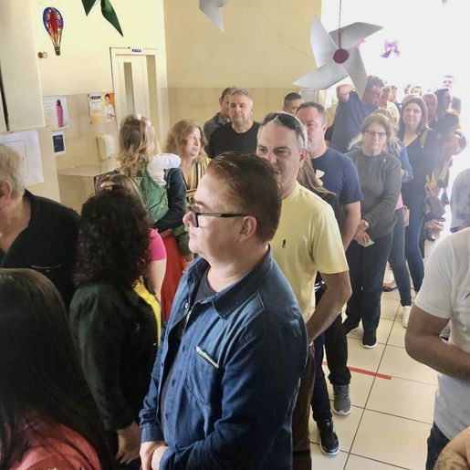 Várias seções eleitorais registram formação de filas na região
