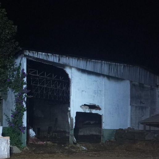 Incêndio de grandes proporções atinge galpão agrícola no interior de Campo Erê