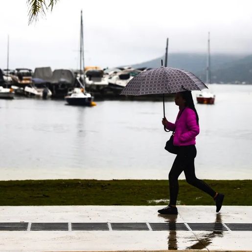 Ciclone traz temporais, ventos de até 90 km/h e risco de alagamentos em SC