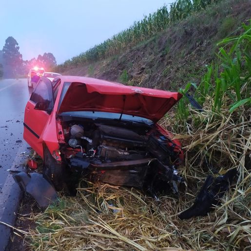 Veículo com placas de SMOeste se envolve em colisão frontal na SC-496